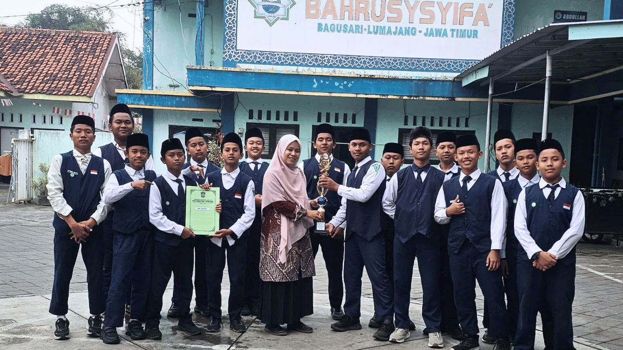 Santri Putra SMP Qur'an Bahrusysyifa Raih Juara 2 Lomba PBB Tingkat Kecamatan Tekung
