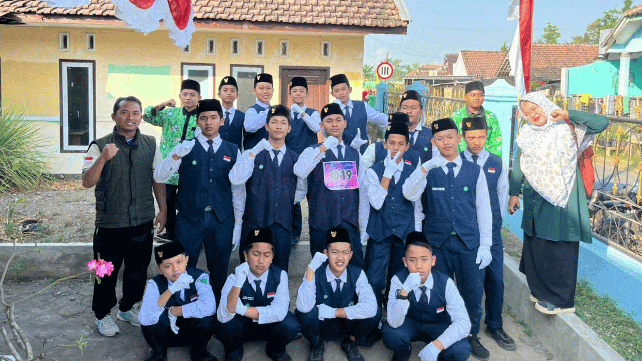 Santri Putra SMP Qur'an Bahrusysyifa Raih Juara 2 Lomba PBB Tingkat Kecamatan Tekung