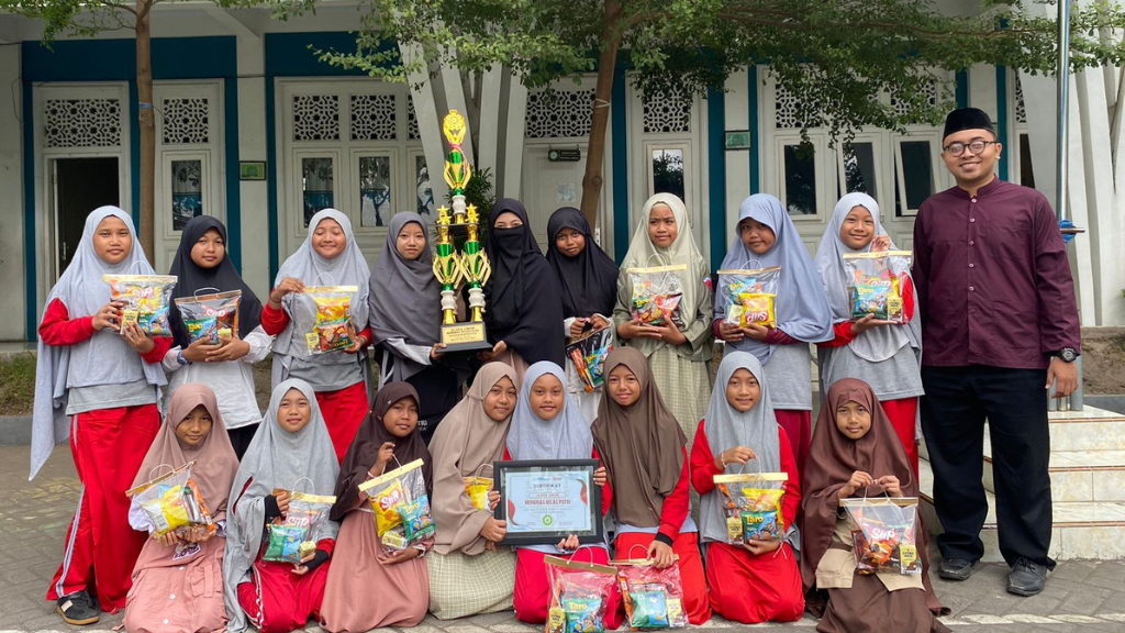 Penyerahan Juara Umum kategori kelas terbaik dan terfavorit